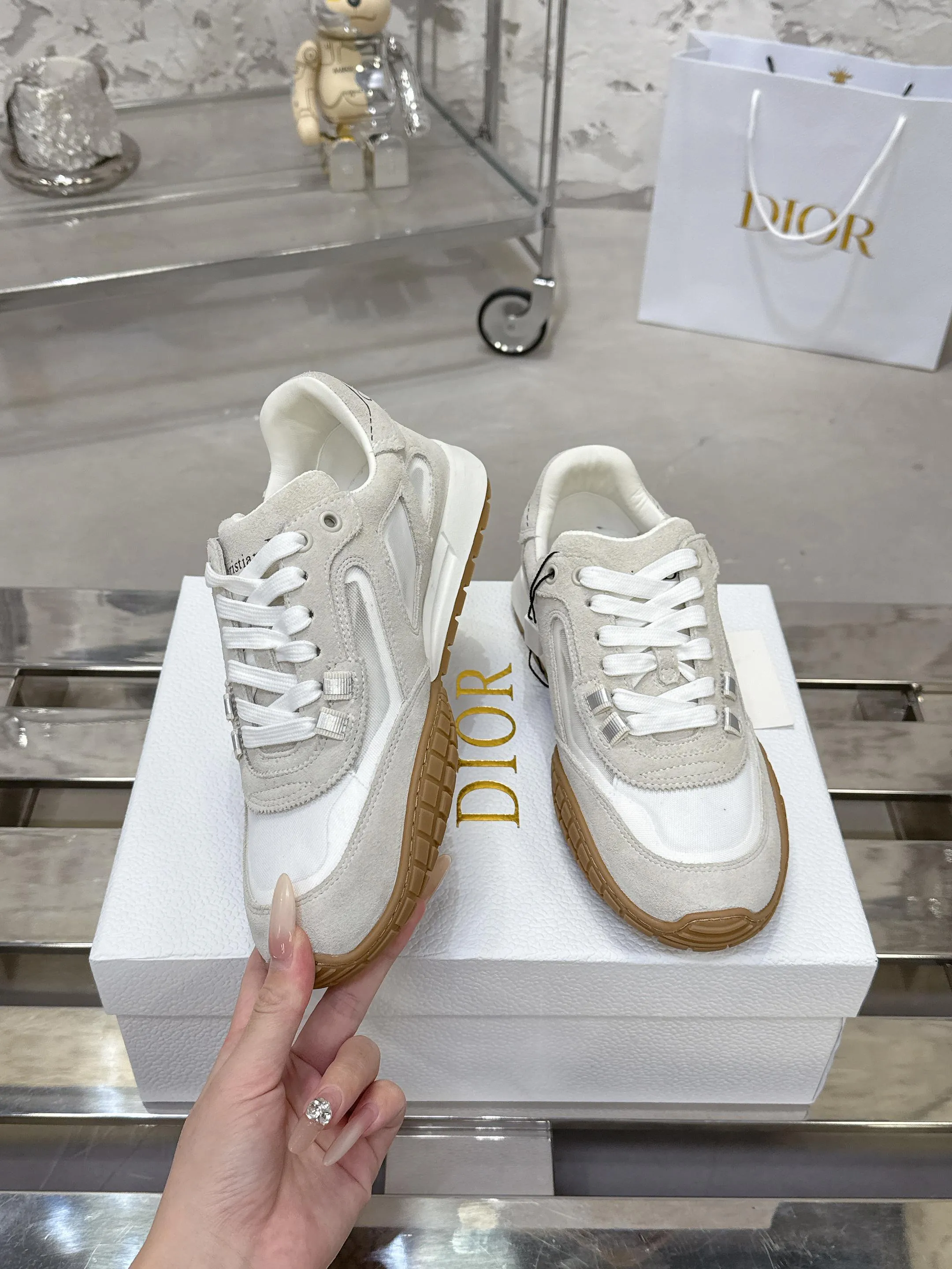 Factory price 640💰 Top version! ! ! Dior Tech sneakers Dior Tech is newly launched, with exquisite color matching and autumn and winter atmosphere. This Dior Tech sneaker is a new product in the 2026 early spring ready-to-wear series. It is equipped with fashionable details and highlights the retro aesthetics. Made of calfskin and suede calfskin upper with transparent mesh side panels and ChristianDior Paris signature on the heel and tongue. A textured, tonal Dior signature sole adds couture style. Upper material: Textile, cowhide split leather, cowhide leather with Christian Dior Paris logo on the heel and tongue Textured Dior logo rubber sole embellished with Christian Dior's lucky star symbol! Size 35-46 (40 for women, 41 for men, 38.45.46, custom made and non-refundable)